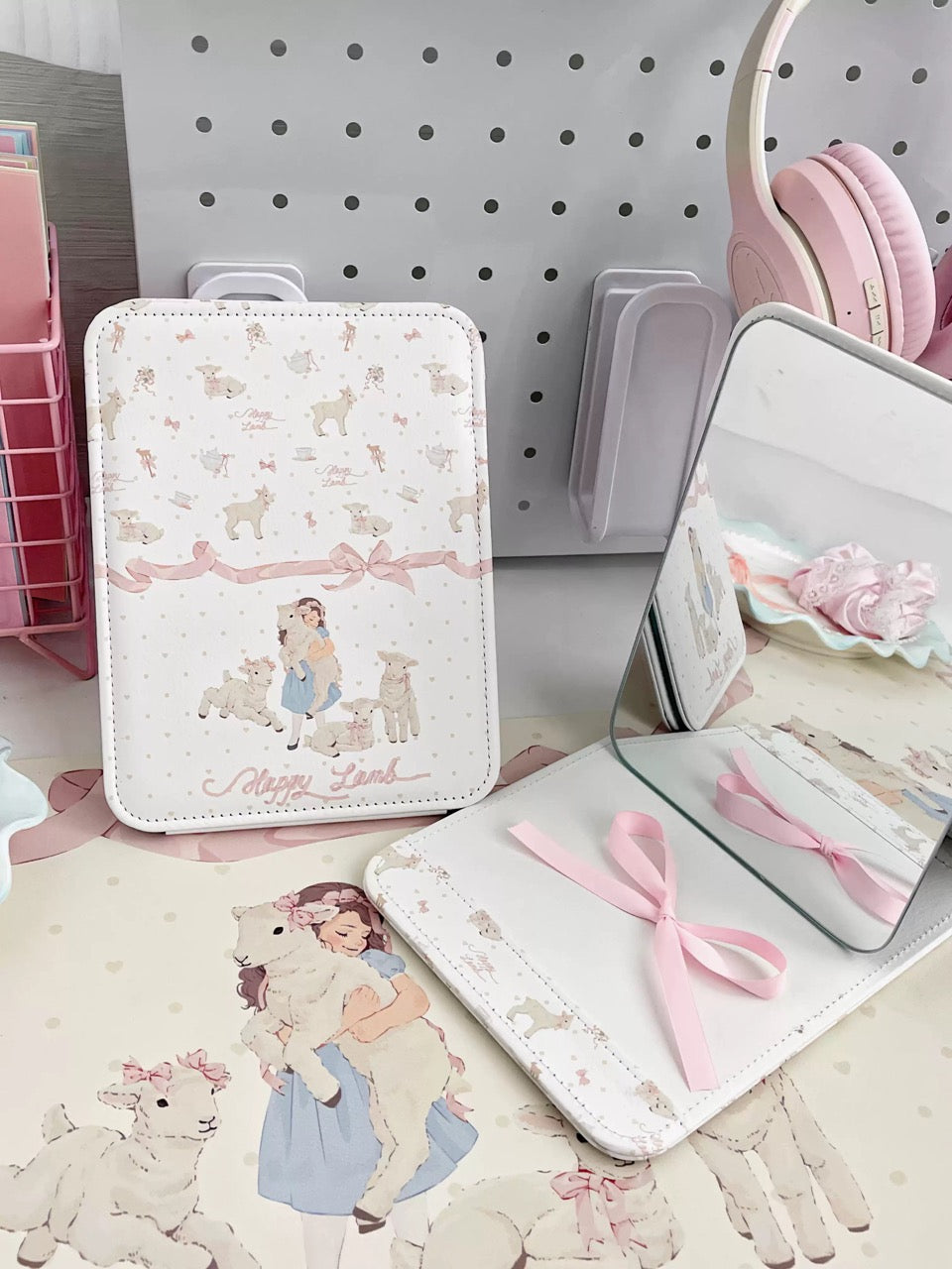 Original Design Happy Lamb Folding Mirror